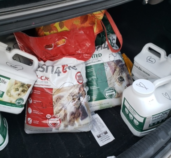 Pet Valu Ajax Ontario donates pet food and supplies to pets in need